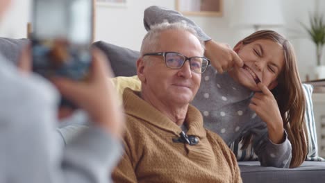 Zwei-Kinder-mit-Granddad-Spaß