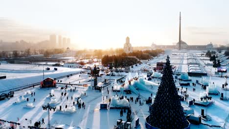 Neujahr-Moskau-mit-Blick-auf-die-Eisstadt-mit-Rutschen,-einem-Weihnachtsbaum