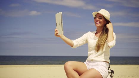 Mädchen-entspannen-am-Strand-machen-selbst-Foto-mit-Tablet-te-4K