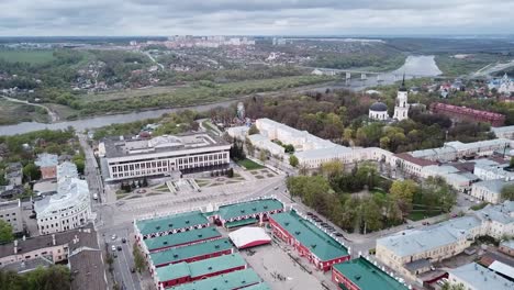 Russische-Stadt-Kaluga-mit-Blick-auf-schwarze-Kuppeln-der-Dreifaltigkeitskathedrale