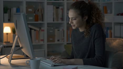 Chica-charlando-por-la-noche-con-su-computadora