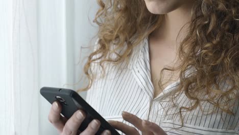 Junge-Frau-SMS-mit-ihrem-Smartphone