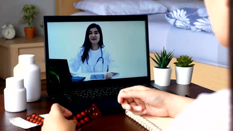 paciente-utilizar-videoconferencia-a-distancia-remota,-hacer-consulta-en-línea-con-el-médico-en-la-aplicación-de-computadora-portátil-sobre-la-enfermedad,-medicamentos-a-través-de-videollamada.-Telesalud,-Telemedicina-y-hospital-en-línea