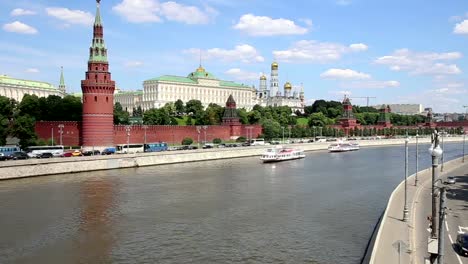 Vista-del-Kremlin-de-Moscú-en-un-día-soleado,-Rusia---Arquitectura-y-punto-de-referencia-de-Moscú,-paisaje-urbano-de-Moscú