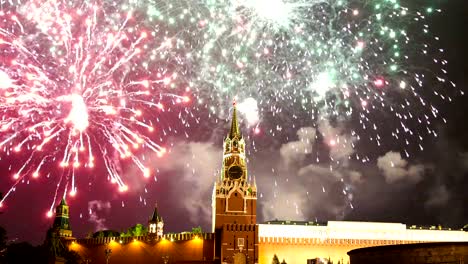 Fuegos-artificiales-sobre-el-Kremlin-de-Moscú,-Rusia