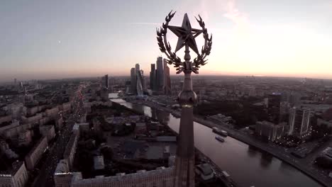 Russische-Wolkenkratzer-Flug-über-Luftbild.-Stalin-Hochhaus.-Ukraine-Hotel.-Radisson-Hotel.-Moskau-Stadt-Business-Center.-Wolkenkratzer-von-Moscow-International-Business-Center-(Moskau)-und-die-Moskwa-bei-Sonnenauf--oder-Sonnenuntergang.