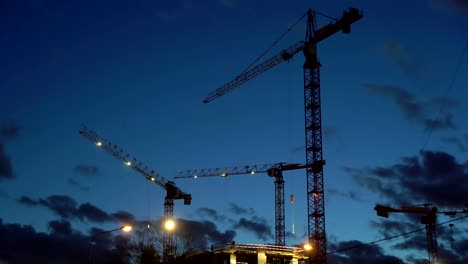 Konzept-Teamwork,-Kran-als-Symbol-neues-Leben-und-Veränderungen-in-der-Nachtstadt.-Lichtbau