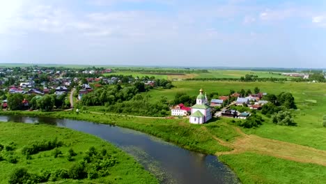 Antena-tiro-Elias-Church-en-el-río-Kamenka-en-Suzdal,-Rusia