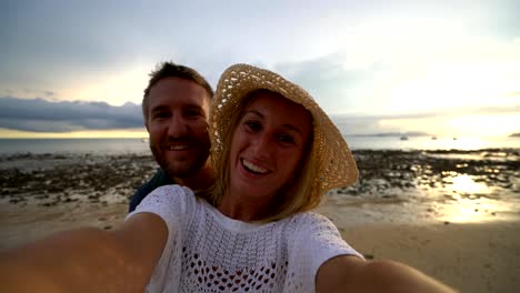 Selfie-Porträt-eines-jungen-Paares-am-Strand-bei-Sonnenuntergang