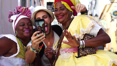 Tomando-un-Selfie-mujer-brasileña---"Baianas"-en-el-Pelourinho,-Bahia