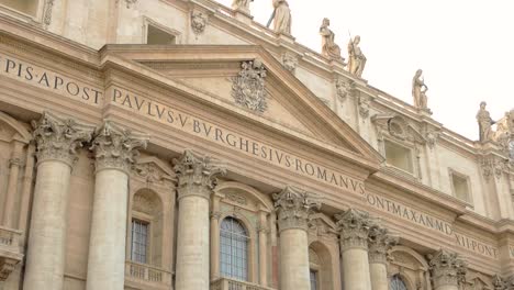 Saint-Peter-Basilica-facade,-statues.