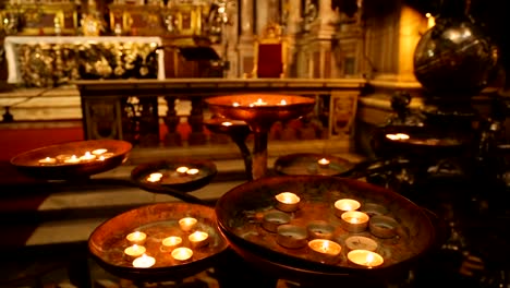 Redondeado-quema-velas-de-pie-ante-el-altar-de-St-Januarius,-fe