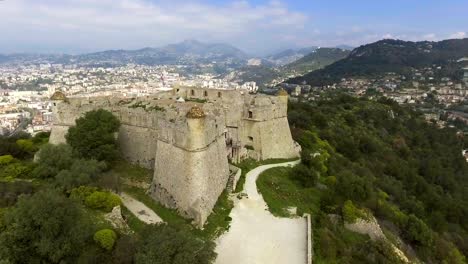 Luftbild-von-Mittelmeer-und-alte-Festung-in-Provence-Alpes-Cote-namens