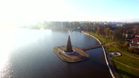 Antenne:-Der-Weihnachtsbaum-am-oberen-See-in-Kaliningrad