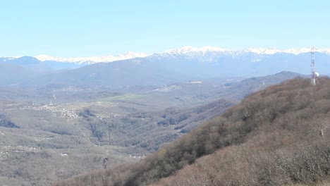 Vista-de-la-ciudad-de-Sochi-y-sus-alrededores-de-la-montaña-Akhun