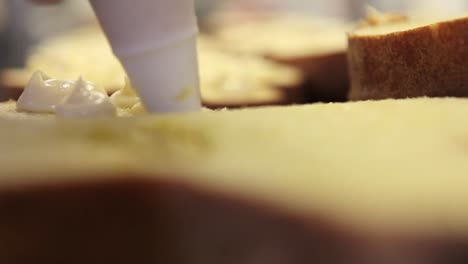 Pastry-Chef-Hände-gefüllt-Ostern-süßes-Brot-Kuchen-mit-Pudding,-Nahaufnahme-auf-der-Arbeitsplatte-in-der-Konditorei