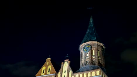 Iluminación-en-un-edificio-histórico.-Lugar-de-interés-histórico.-Lapso-de-tiempo.-Catedral-de-Kant-en-Kaliningrado.-Antiguo-castillo-medieval-por-la-noche-contra-el-cielo.-Una-antigua-torre-con-un-reloj.-Lapso-de-tiempo.