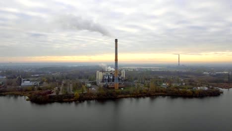 Planta-de-incineración-de-basura.-Planta-residuos-con-chimeneas-de-fumar.-El-problema-de-la-contaminación-ambiental-por-las-fábricas.