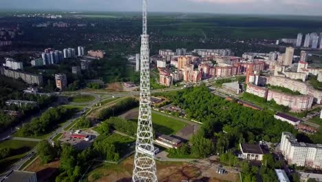 Luftbild-des-Fernsehturms-im-Herbst.-Draufsicht-auf-den-Fernsehturm-in-der-Stadt