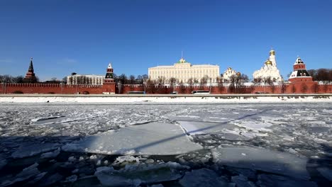 Blick-auf-den-Fluss-Moskwa-und-den-Kreml-(Wintertag),-Moskau,-Russland