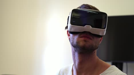 Junge-weiße-männliche-Virtual-Reality-Ingenieur-/-Entwickler-tragen-VR-Kopfhörer.