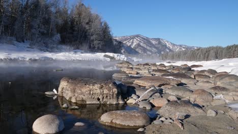 Felsbrocken-im-Wasser-des-Altai-Fluss-Katun-auf-blauen-Seen-zu-platzieren