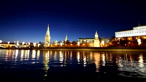 Vista-del-río-Moskva-y-el-Kremlin-(de-noche),-Moscú,-Rusia---la-vista-más-popular-de-Moscú