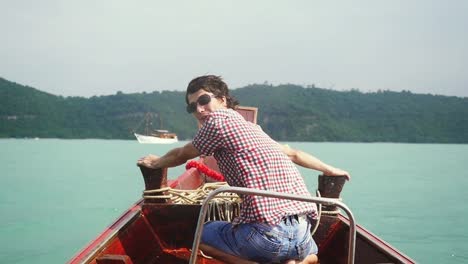 Hombre-atractivo-feliz-en-gafas-de-sol-disfrutando-de-velero-en-el-mar,-lento-movimiento.-1920-x-1080