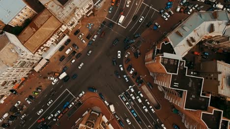 Arriba-hacia-abajo-la-vista-aérea-de-intersección-con-un-montón-de-coches