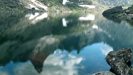 Reflejo-en-un-lago-de-montaña.