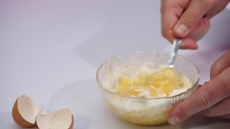 Break-the-egg-in-a-bowl-with-flour-slow-motion