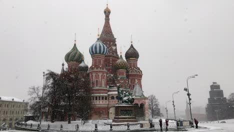 Tourists-walking-on-in-the-Red-Square-in-Moscow