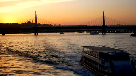 Stadt-Sonnenuntergang-Brücke-Fähre