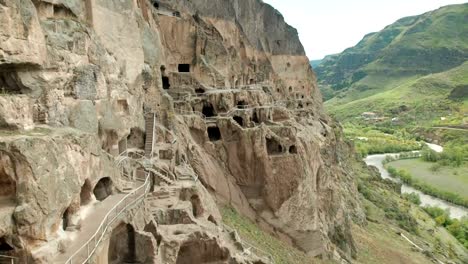 Monasterio-de-la-cueva-de-Vardzia.-Complejo-excavado-en-roca.-Cueva-de-pueblo-en-las-montañas