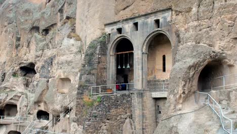 Monasterio-de-la-cueva-de-Vardzia.-Complejo-excavado-en-roca.-Cueva-de-pueblo-en-las-montañas