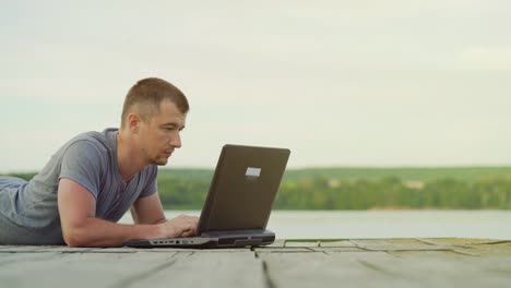 Persona-de-negocios-trabajando-en-el-muelle.