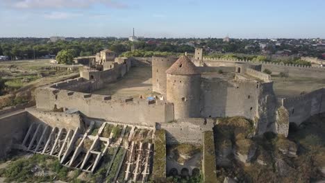 Fliegen-auf-Drone-über-alte-Festung-Akkerman,-am-Ufer-des-Dnister-Mündung-in-Bilhorod-Dnistrovskyi-Stadt