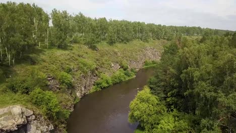 Rai-río-bosque-AerialCamera-vuela-bajo-las-tranquilas-aguas-del-río-Rai-y-a-través-de-un-denso-bosque-verde-en-sus-orillas