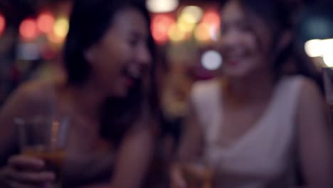 Cámara-lenta---pareja-de-viajero-mochilero-mujeres-asiáticas-lesbianas-lgbt-viaje-en-Bangkok,-Tailandia.-Consumo-de-alcohol-o-cerveza-con-los-amigos-y-tener-parte-en-el-camino-de-Khao-San.