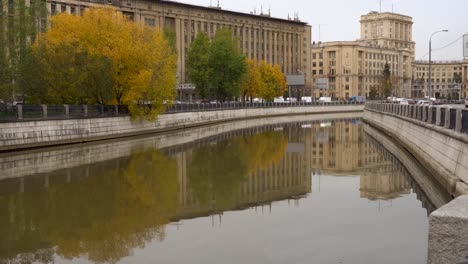 Panoramablick-über-die-Böschung-der-Stadt-Fluss-und-Gusseisen-Zaun