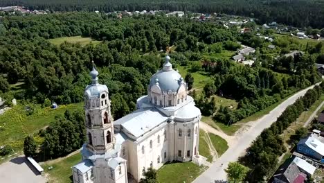 weißem-Stein-orthodoxe-Kirche-der-Heiligen-Dreifaltigkeit-in-Gus-Zhelezny