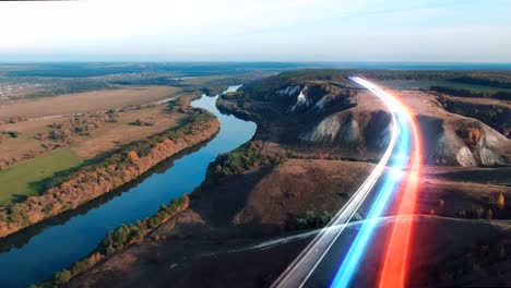 4-k-Luftbild.-Verteilung-der-Trikolore-Strahlen-in-Form-der-russischen-Flagge-über-die-Natur-mit-einem-schönen-Fluss-und-die-Berge