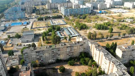 Luftaufnahme-von-mehrstöckigen-Wohngebäuden-in-der-Stadt