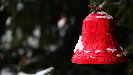 Silvester-rote-Glocke-natürliche-Straße-Tanne-Baum-Winterschnee-Moskau-Stadt-HD-Filmmaterial