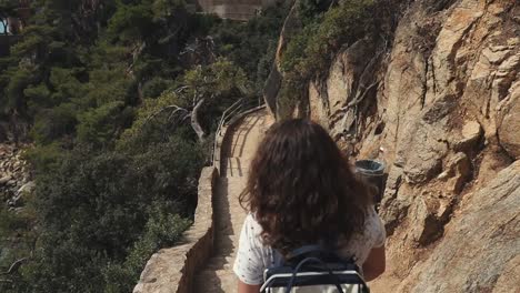 Mujer-adulta-es-bajar-por-la-escalera-de-piedra-antigua-en-ladera-de-Cerro-en-el-Parque-Nacional