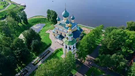 Vista-de-Uglich-en-Río-de-Volga,-Rusia