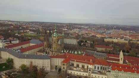 Vista-aérea-desde-el-aire-hasta-la-Catedral-de-St.-Vitus-en-Praga