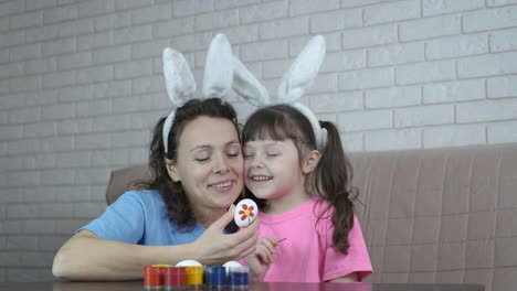 Porträt-einer-glücklichen-Familie-zu-Ostern.