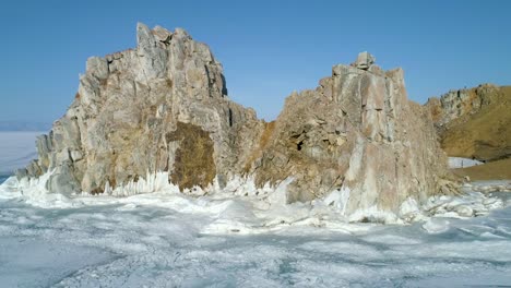 Vista-aérea-tranquila-de-la-bahía-Baikal-Shamanka-en-tiempo-de-invierno