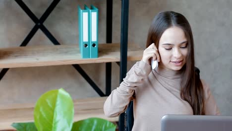 Behinderte-junge-Frau-arbeitet-im-Büro